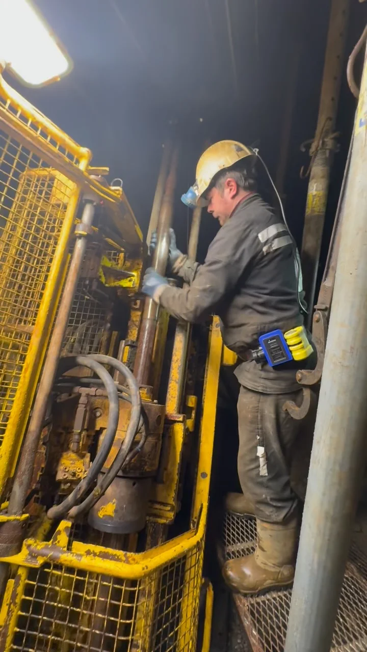 Co se skrývá pod povrchem?

Geologický průzkum dává odpověď metr po metru. Vrt proniká horninovým masivem a na povrch se dostává skutečná geologická historie místa.

To podstatné j