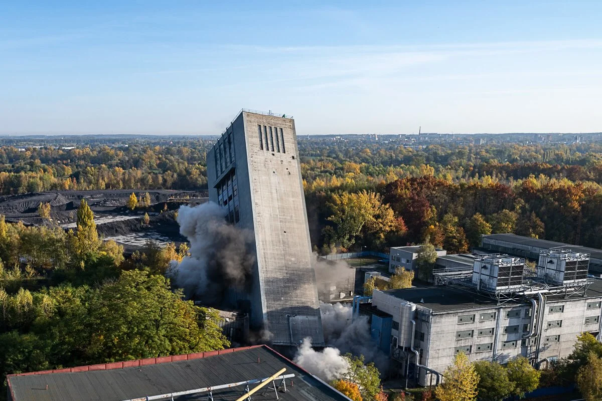 Dnes padla téměř sedmdesátimetrová skipová věž bývalého Dolu Československé armády v Karviné-Dolech. Betonový kolos, který po desetiletí patřil k nezaměnitelným dominantám zdejší p
